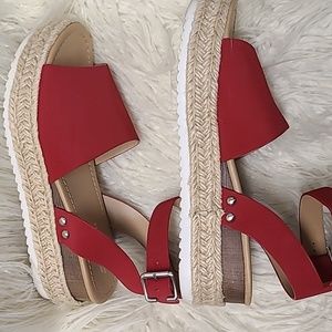 Platform shoes are adorable but not for me! Bought for a vacation....